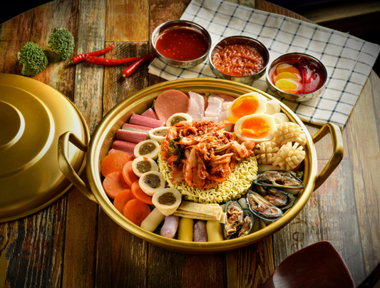 Hotpot gouden pan met dipsaus